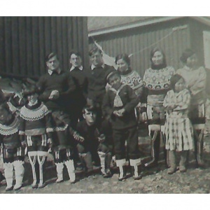 Quelques membres de la mission et des inuit en habits de fête